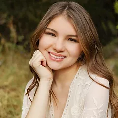Denae Avila-Dickson Headshot