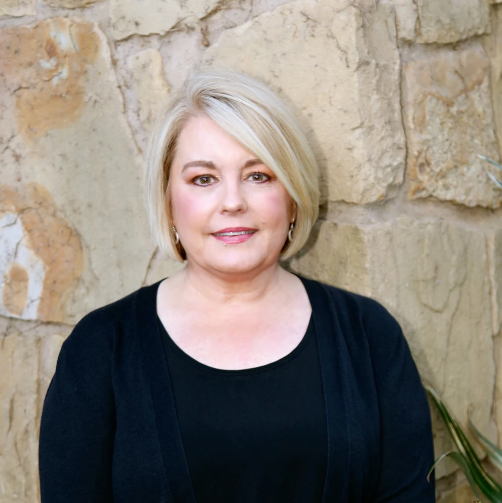 lesli gray headshot